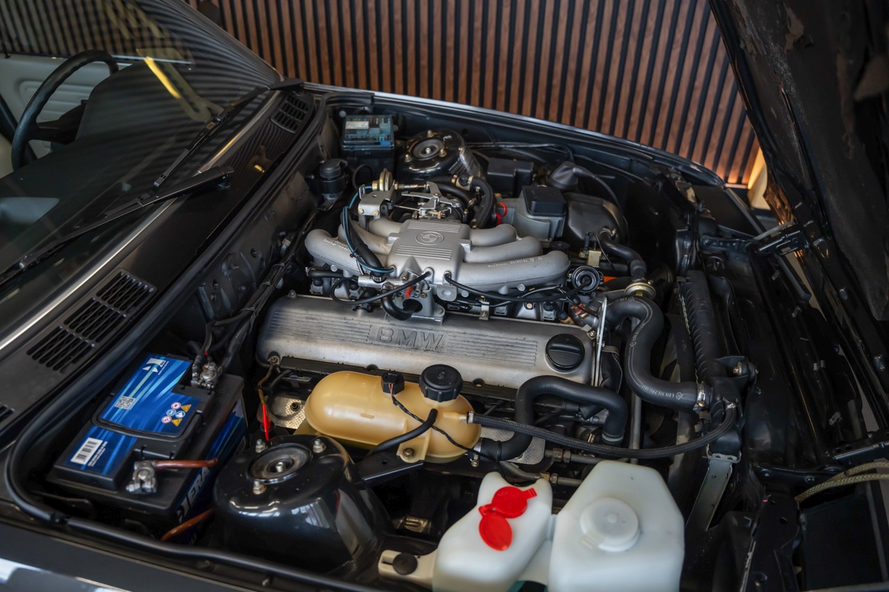 BMW 320i-image-11