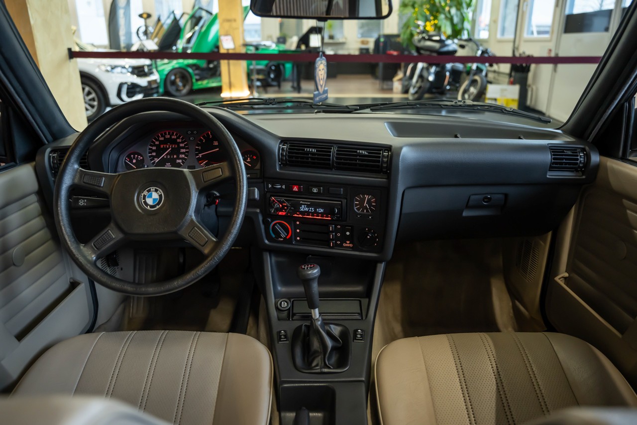 BMW 320i-image-12