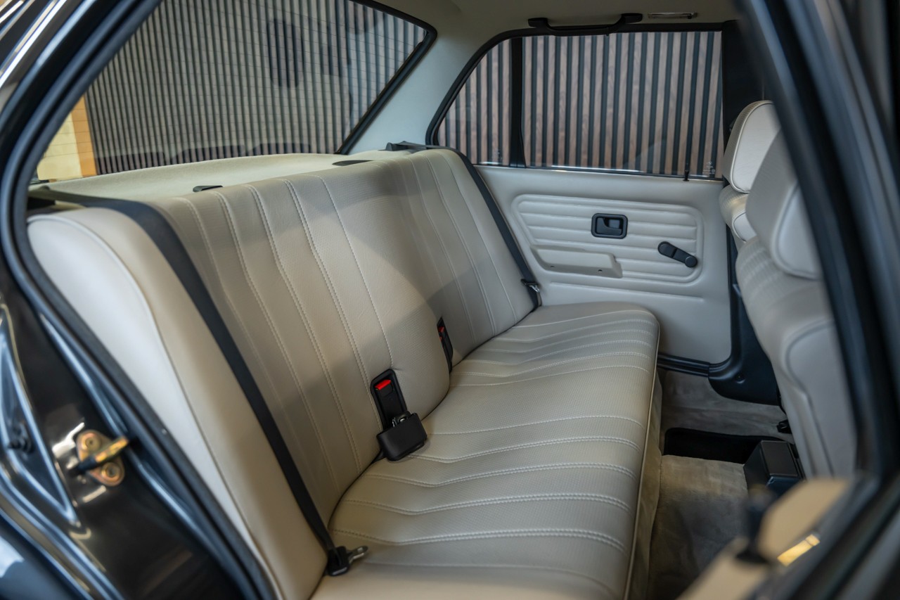BMW 320i-image-19