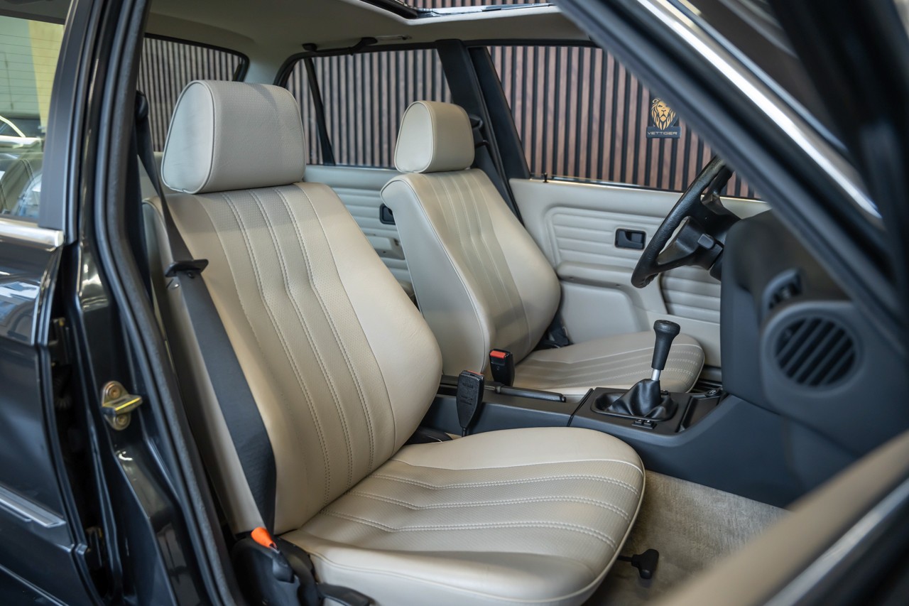 BMW 320i-image-17