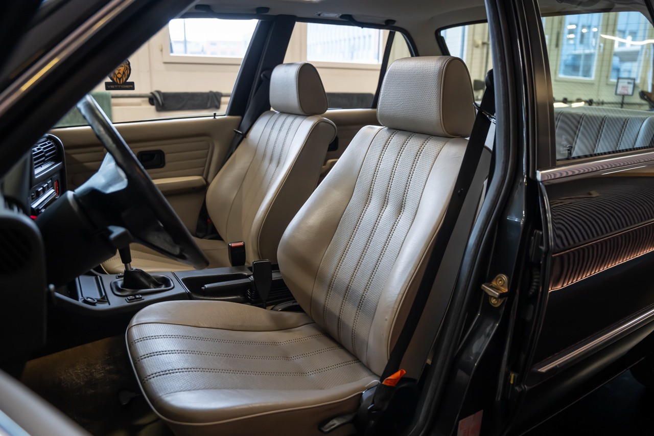 BMW 320i-image-14