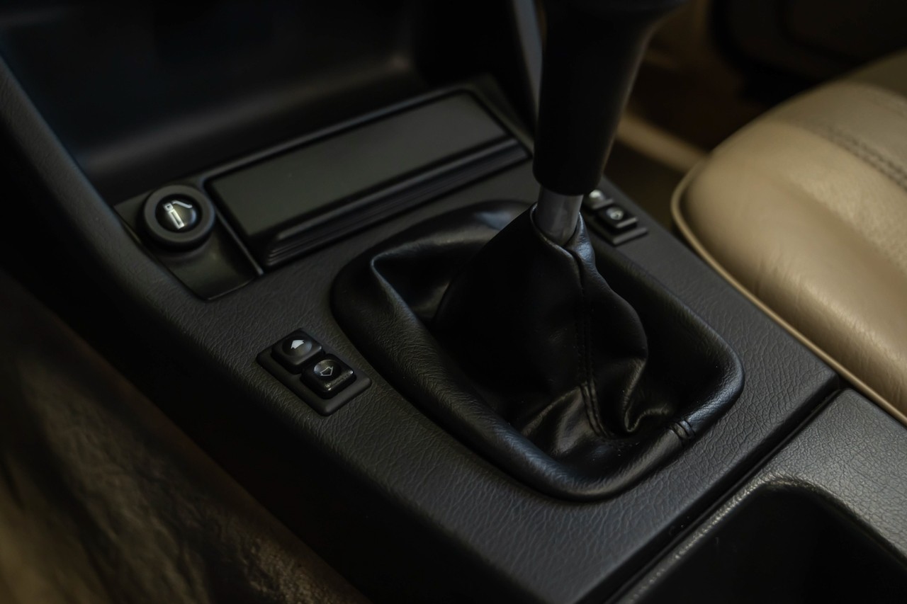 BMW 320i-image-24