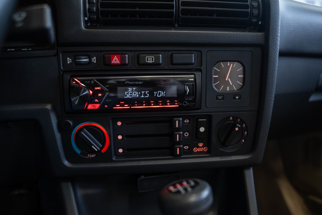 BMW 320i-image-21