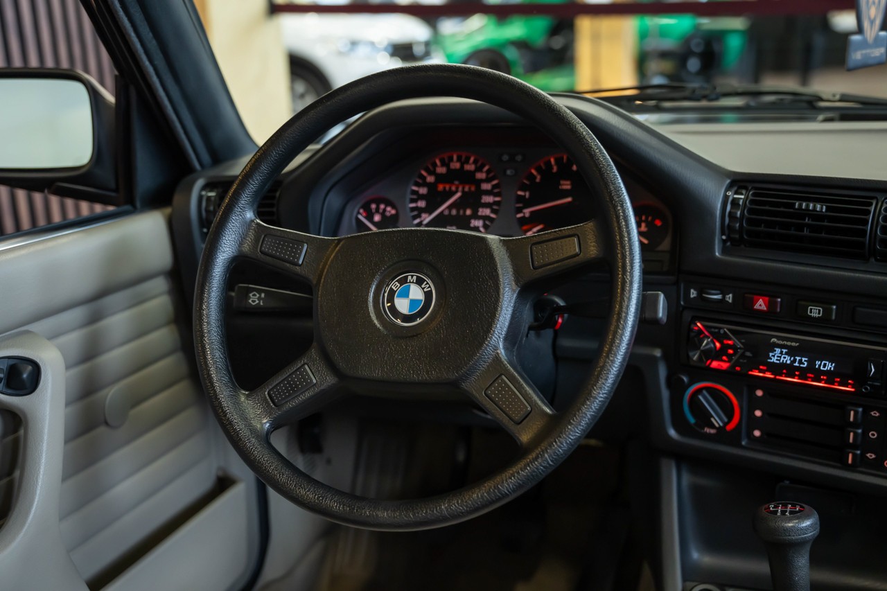 BMW 320i-image-22