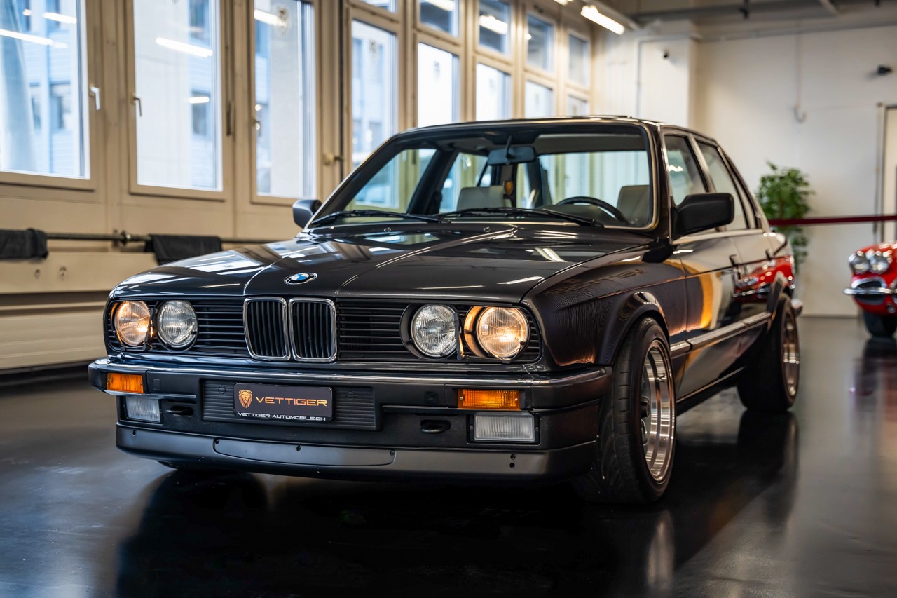 BMW 320i-image-2