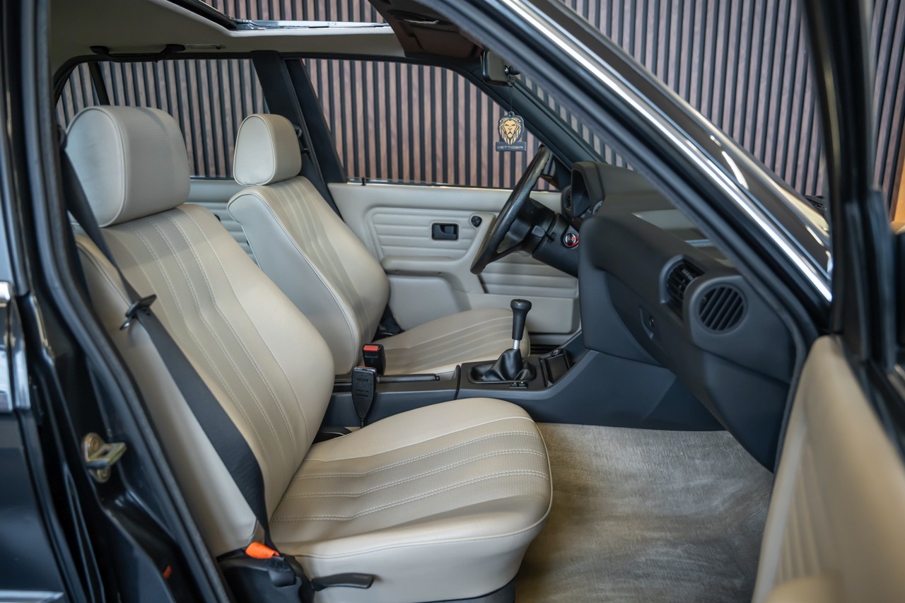BMW 320i-image-16