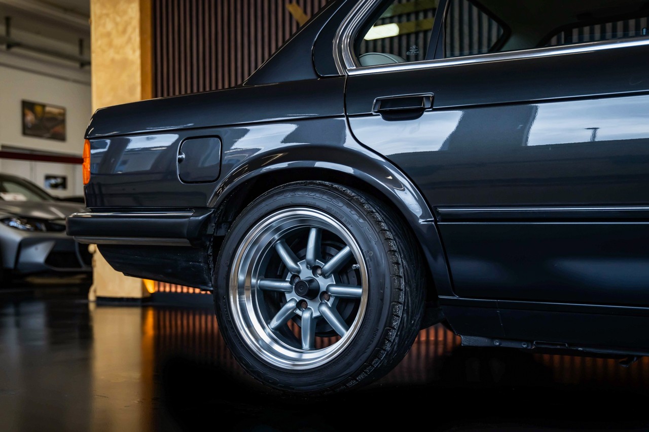 BMW 320i-image-10