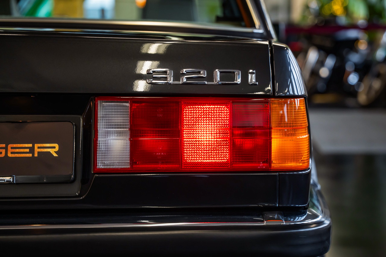 BMW 320i-image-8