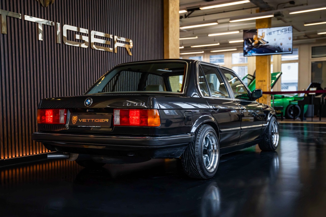 BMW 320i-image-6