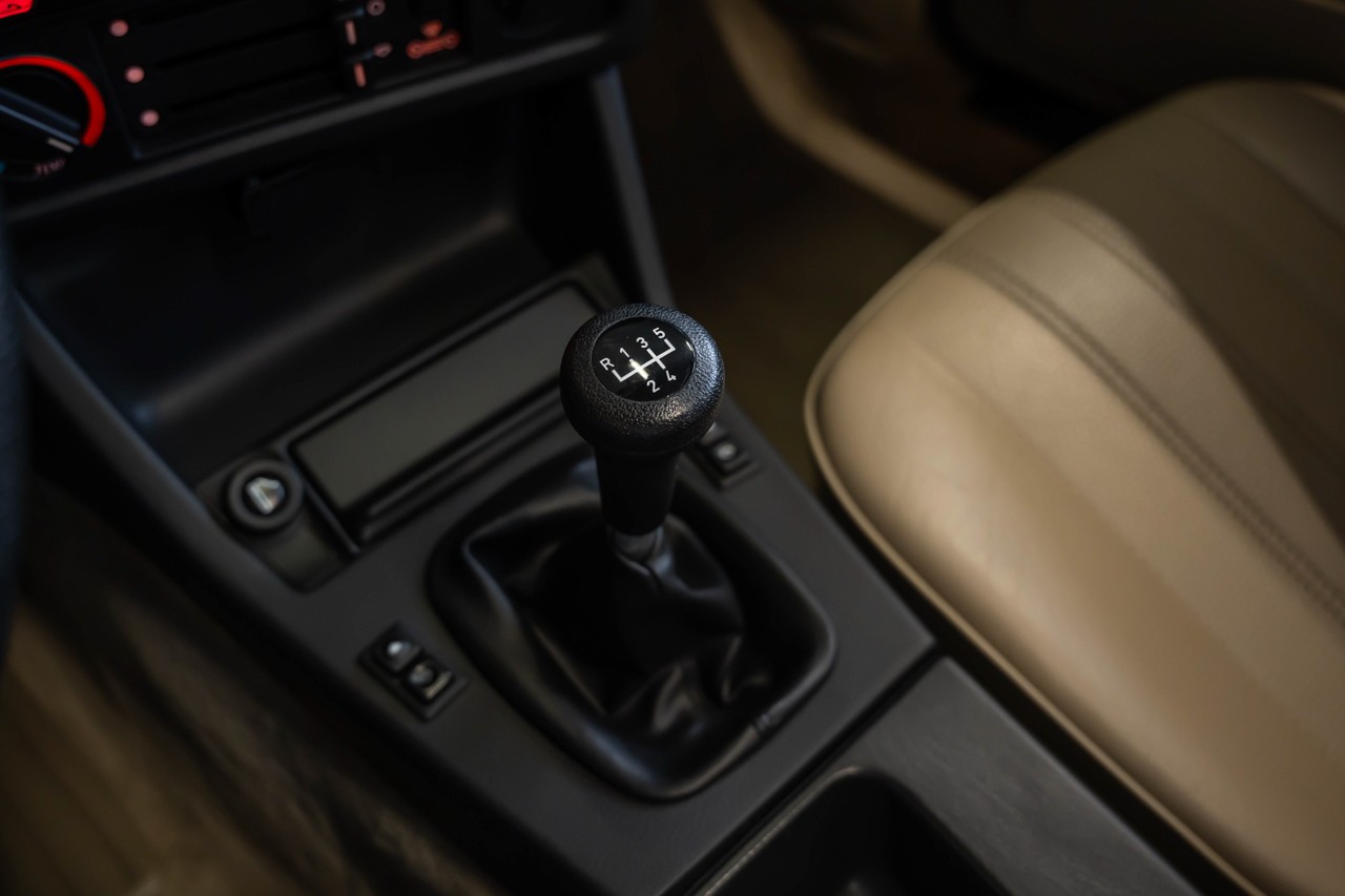 BMW 320i-image-23