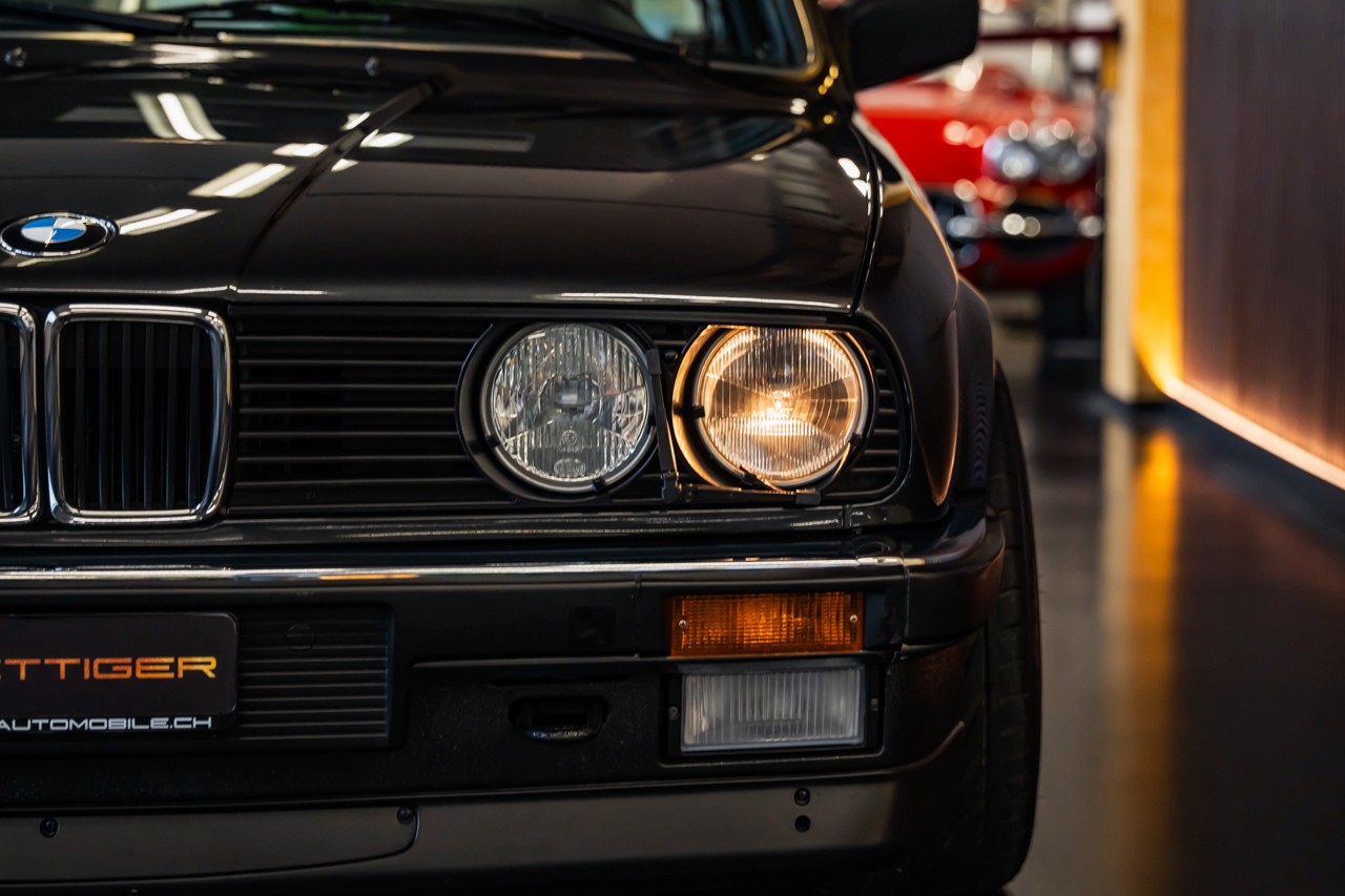 BMW 320i-image-7