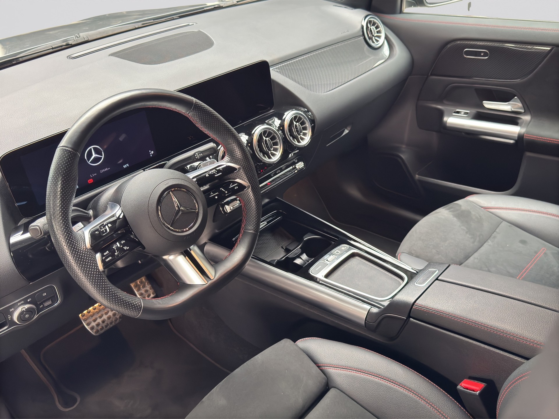 MERCEDES-BENZ GLA 200 AMG Line Night 7G-DCT-image-6