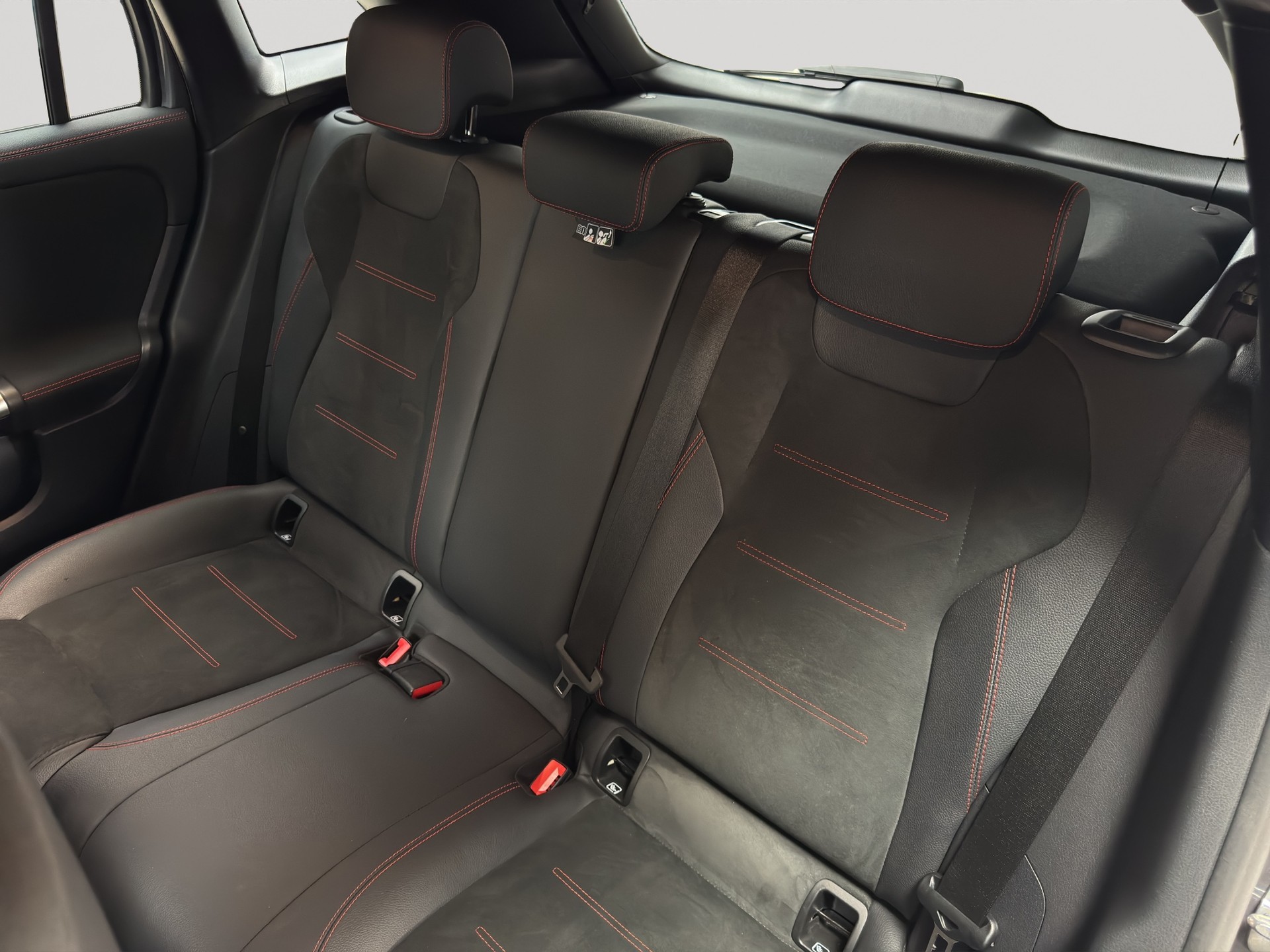 MERCEDES-BENZ GLA 200 AMG Line Night 7G-DCT-image-7