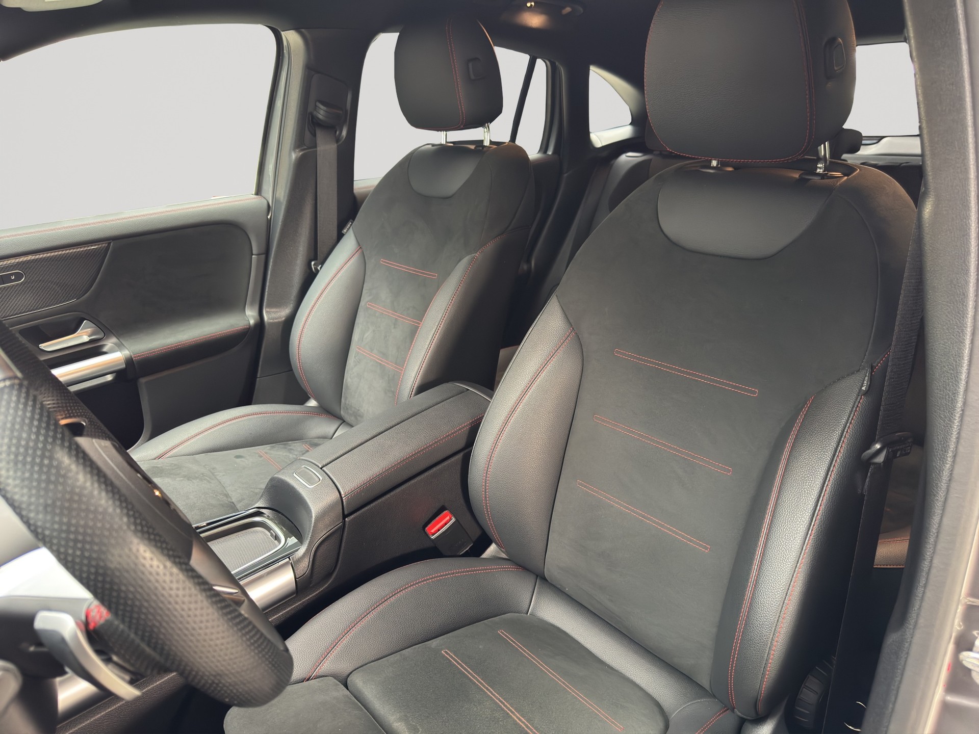 MERCEDES-BENZ GLA 200 AMG Line Night 7G-DCT-image-5