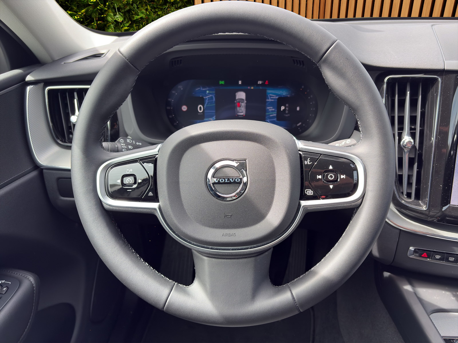 VOLVO XC60 2.0 B5 MH Plus Dark AWD-image-13