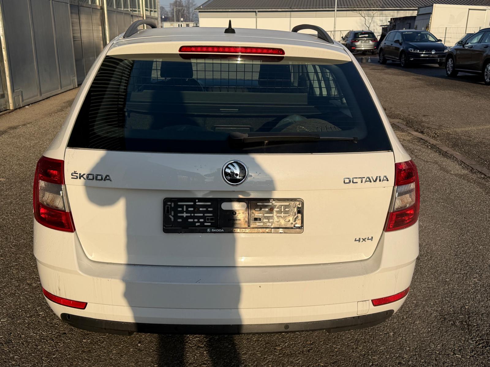 SKODA Octavia Combi 1.6 TDI Ambition 4x4-image-2