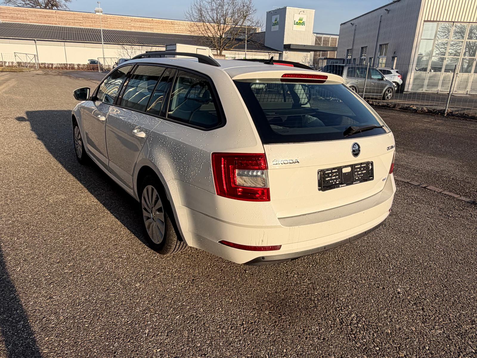 SKODA Octavia Combi 1.6 TDI Ambition 4x4-image-1