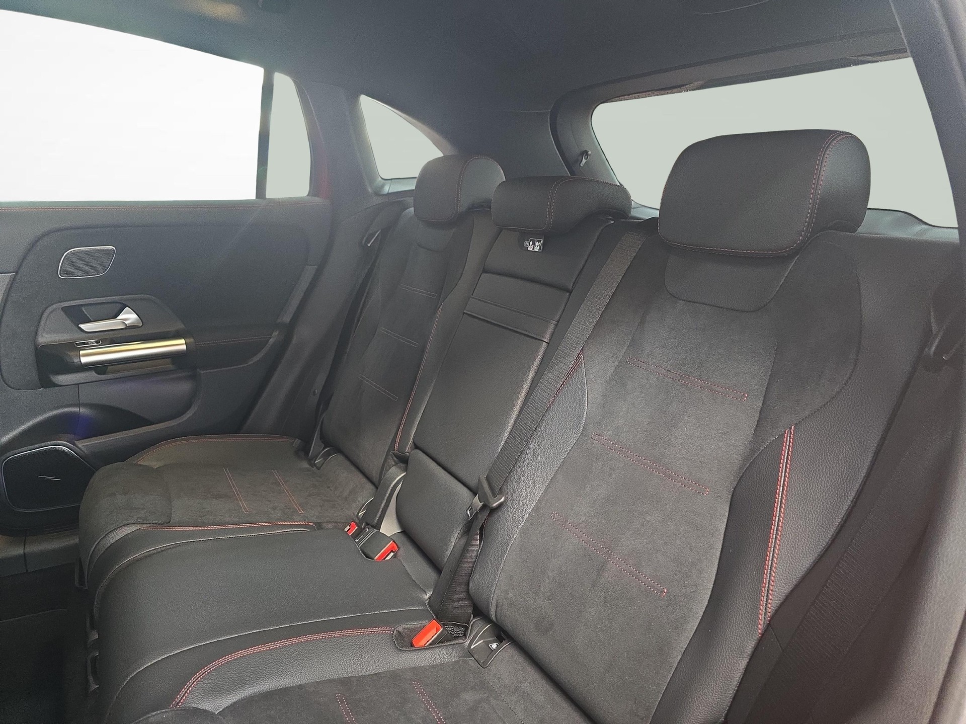 MERCEDES-BENZ GLA 250 e EQ Star AMG Line-image-8