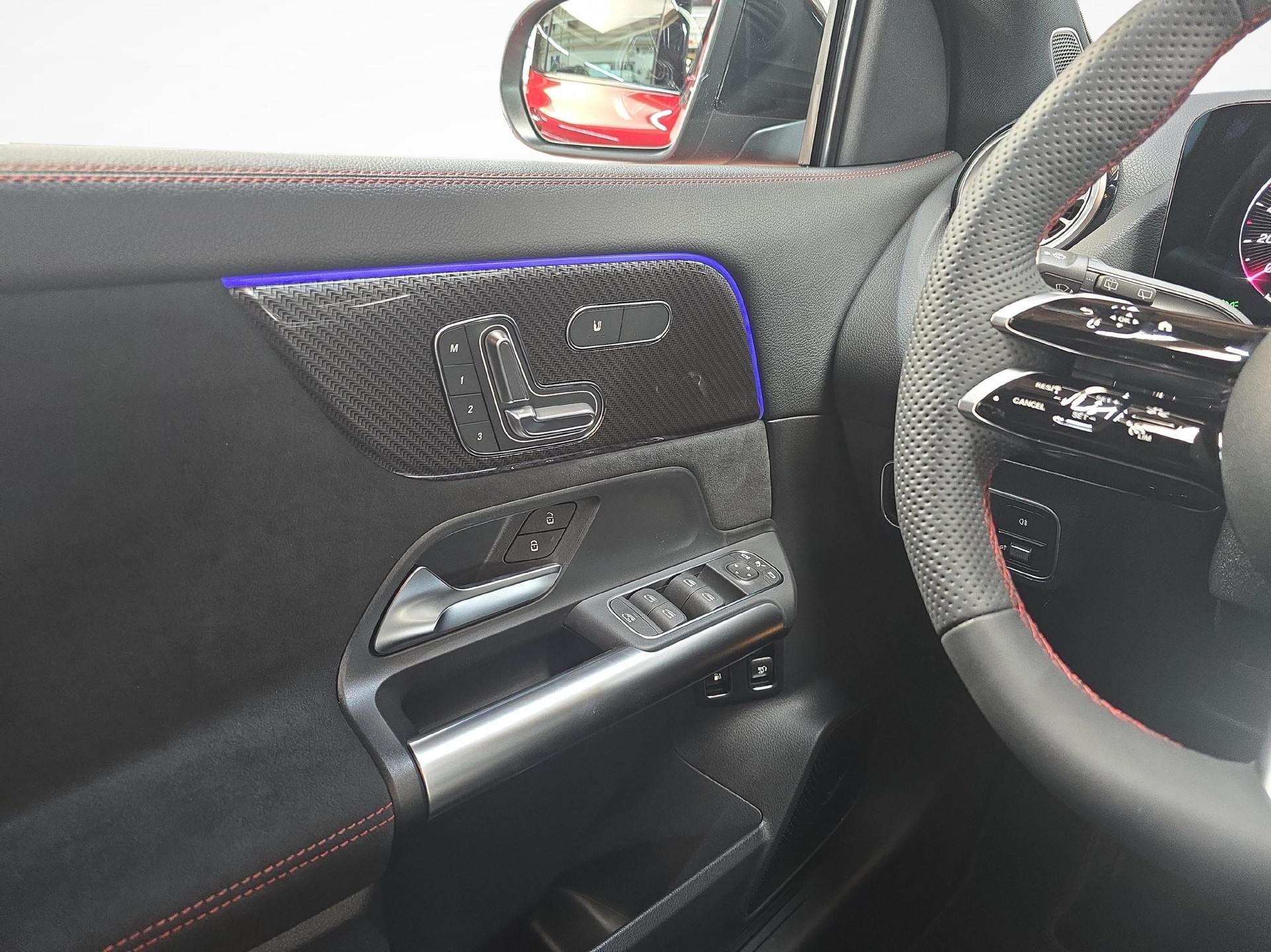 MERCEDES-BENZ GLA 250 e EQ Star AMG Line-image-4