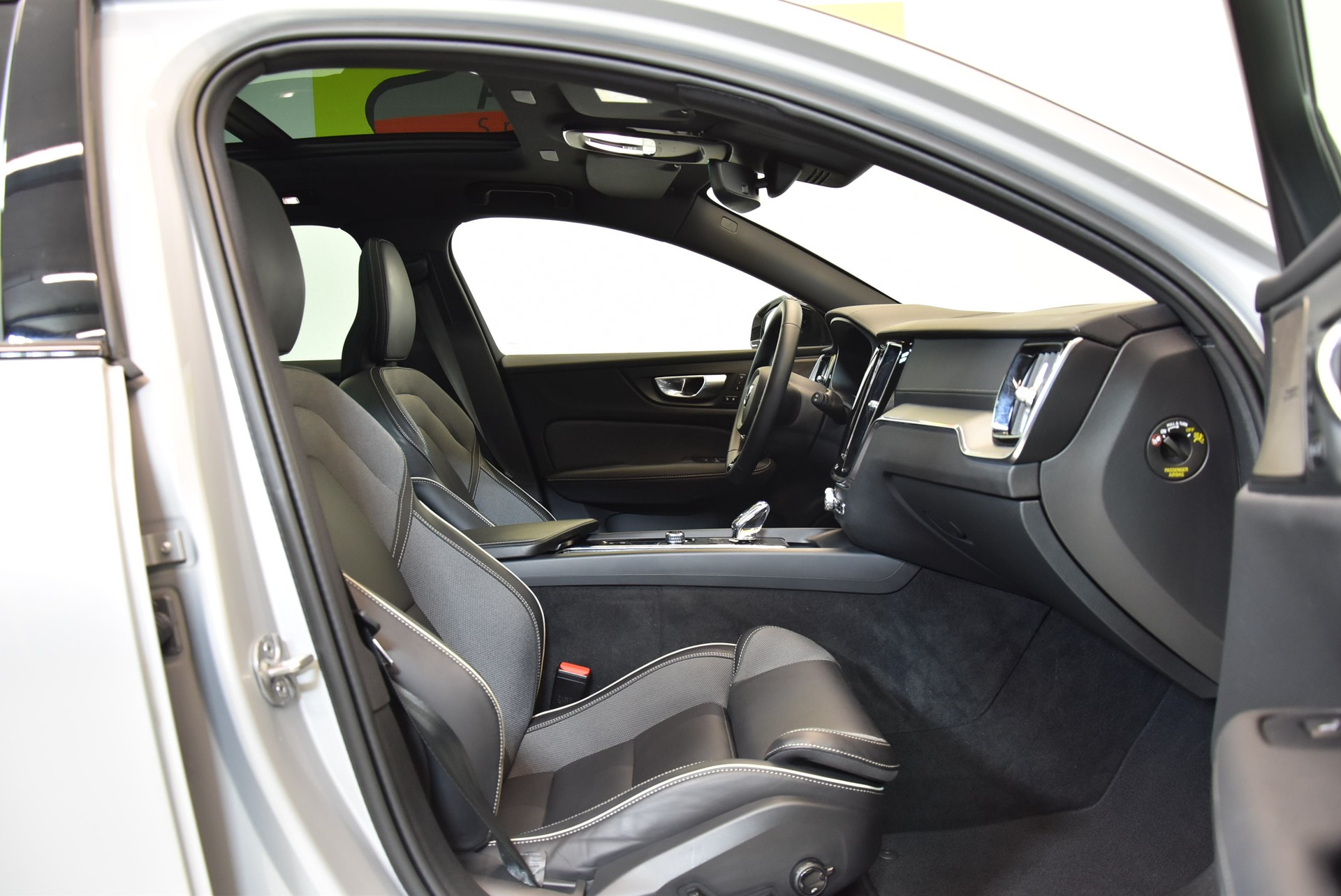 VOLVO V60 B6 AWD Benzin Mild Hybrid Ultimate Dark Geartronic-image-3