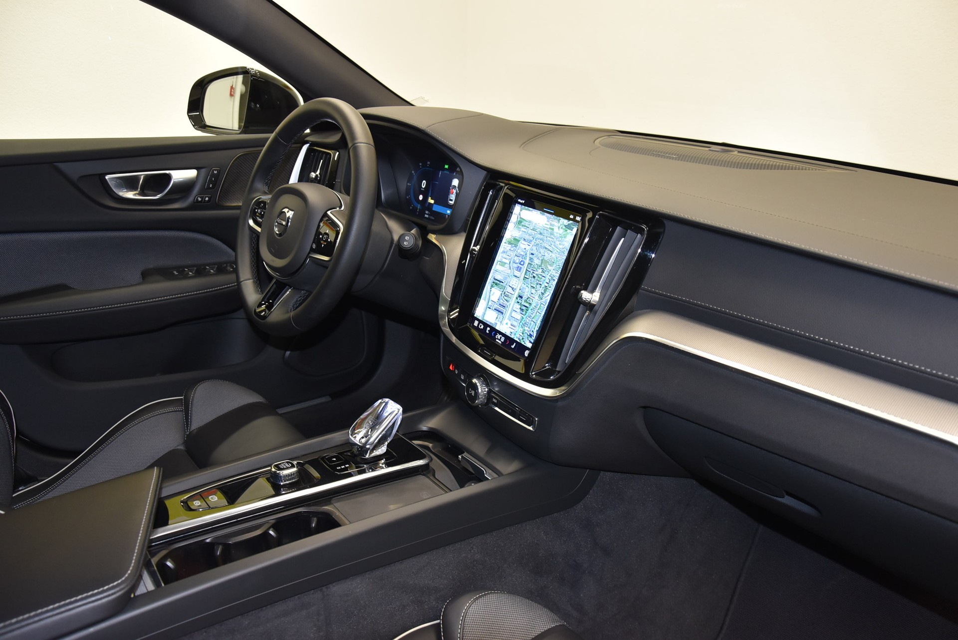 VOLVO V60 B6 AWD Benzin Mild Hybrid Ultimate Dark Geartronic-image-4