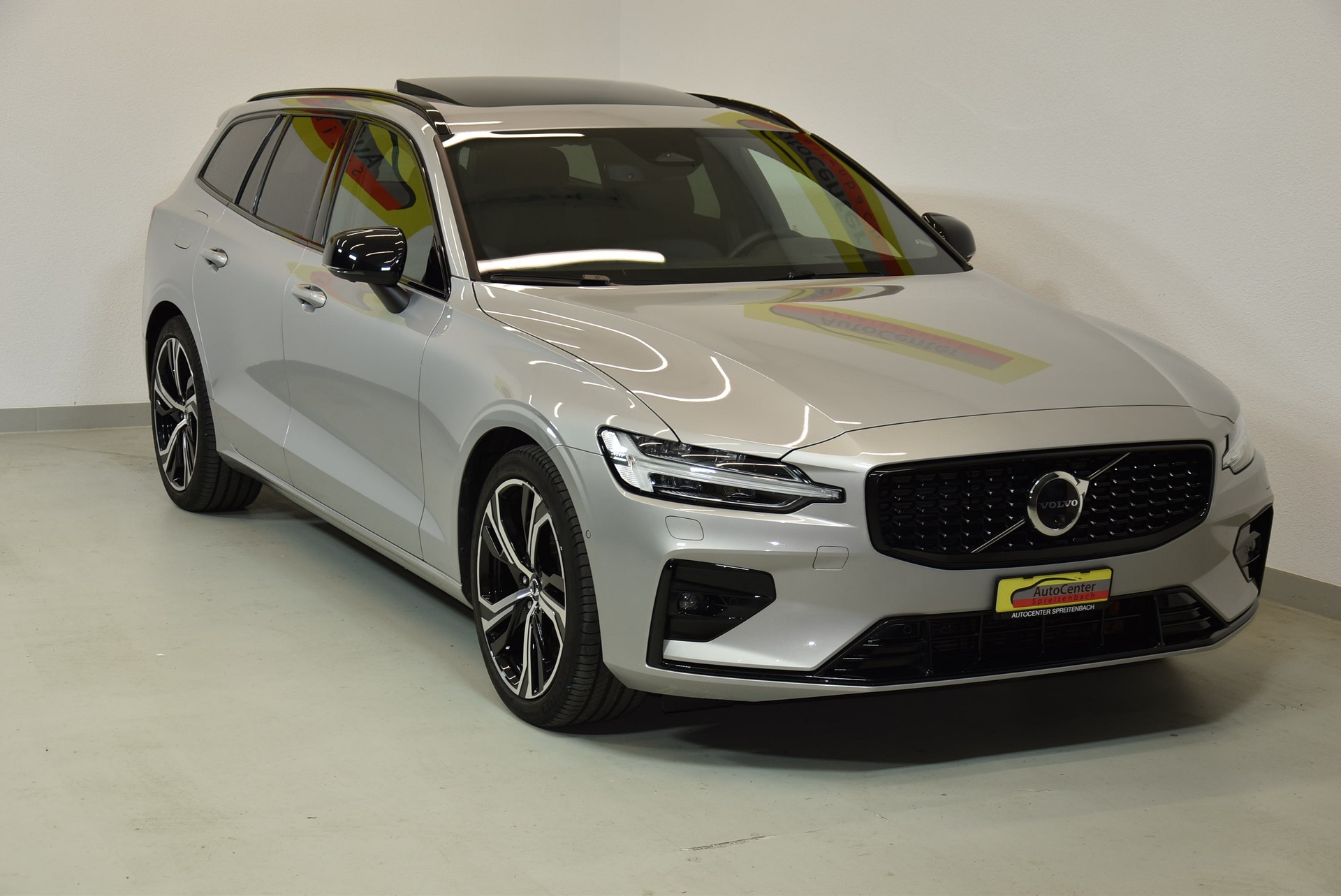 VOLVO V60 B6 AWD Benzin Mild Hybrid Ultimate Dark Geartronic-image-0