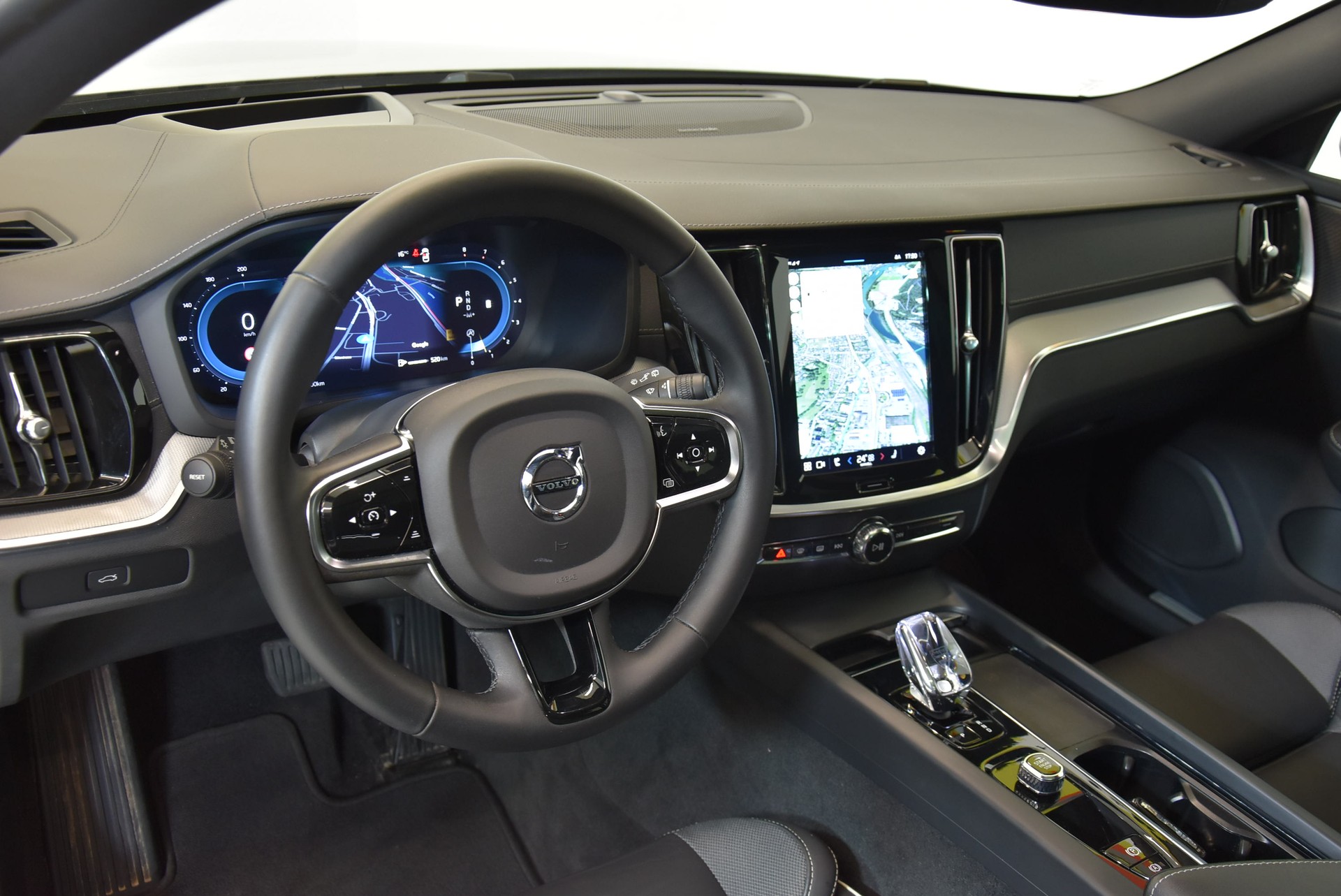 VOLVO V60 B6 AWD Benzin Mild Hybrid Ultimate Dark Geartronic-image-2