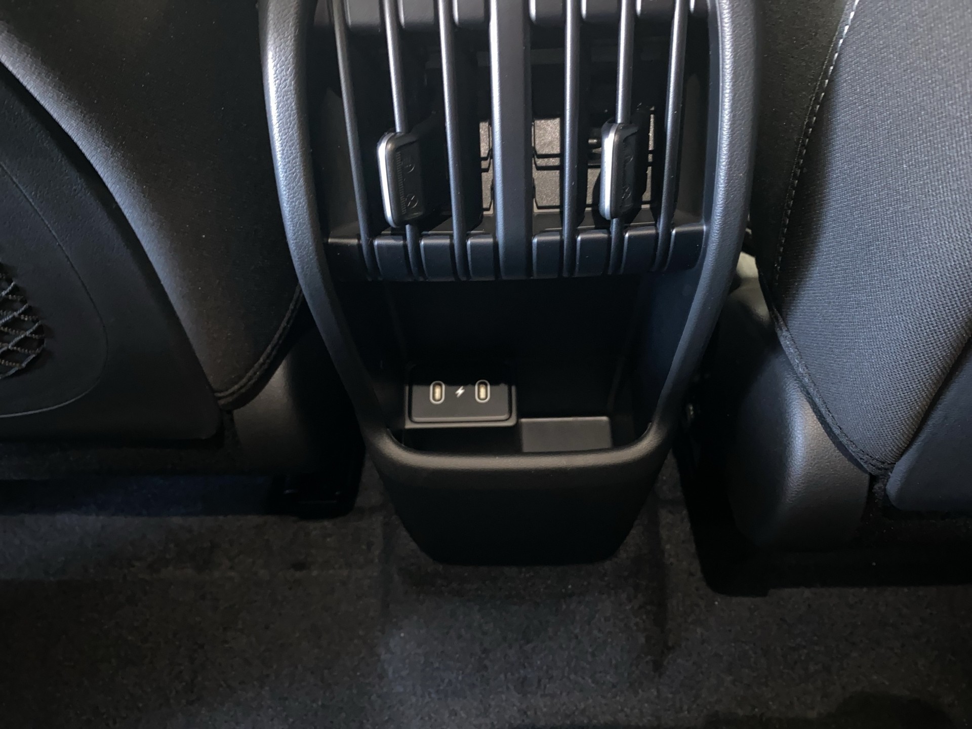 HYUNDAI Kona EV 65.4 kWh Premium / Amplia-image-14