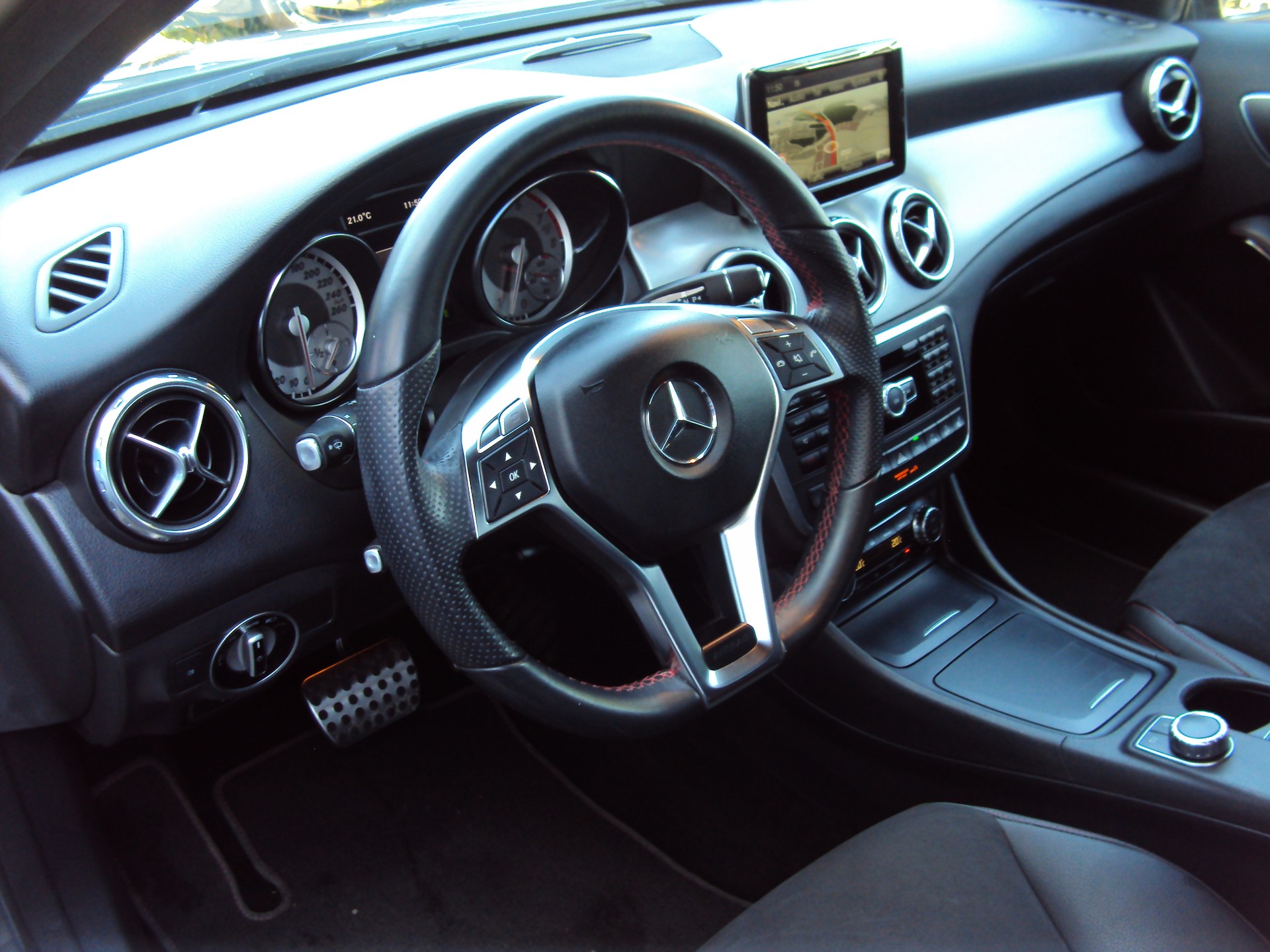 MERCEDES-BENZ GLA 250 AMG Line 4Matic 7G-DCT-image-10