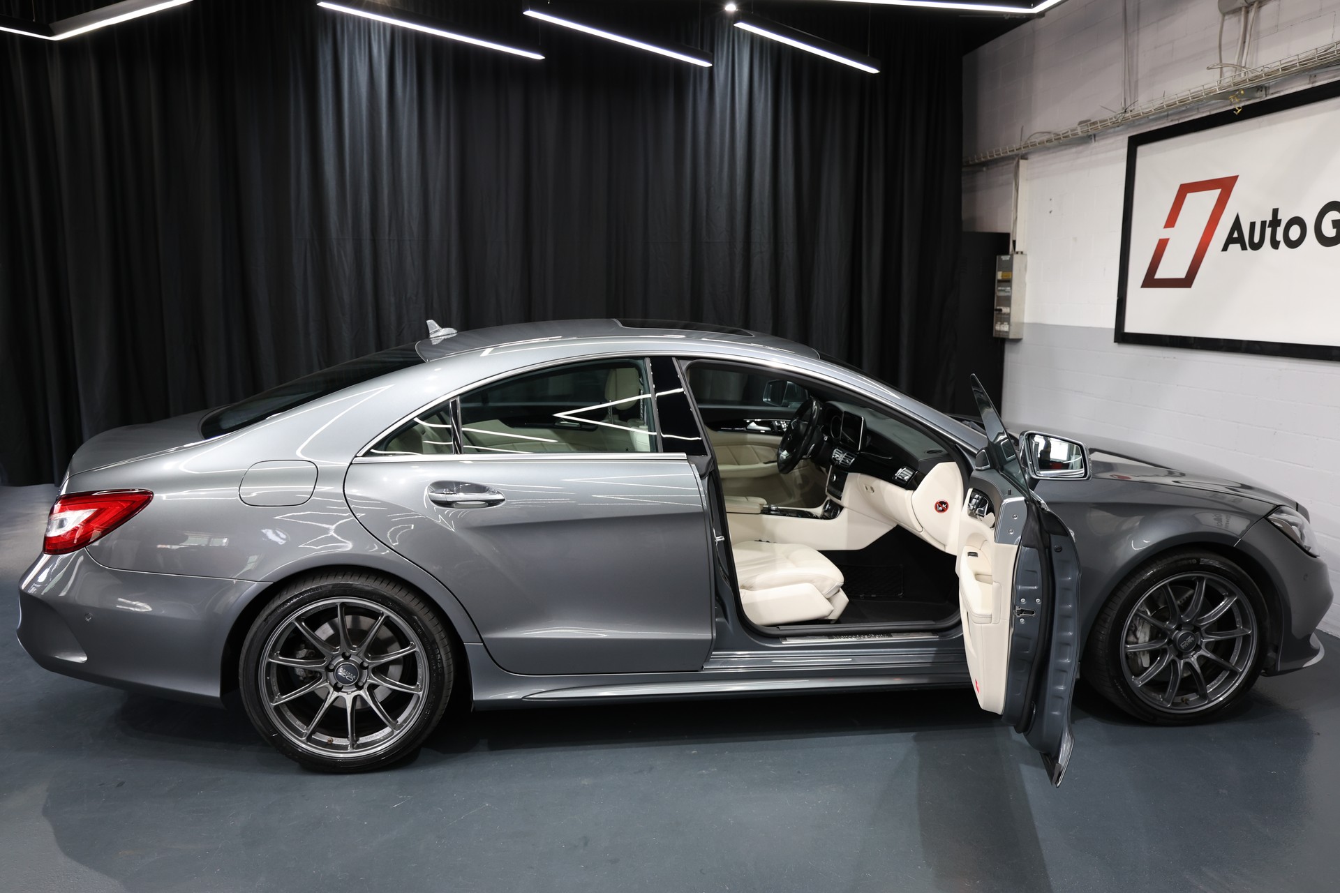MERCEDES-BENZ CLS 500 4Matic 9G-Tronic VOLL OZ Pano H&K-image-1