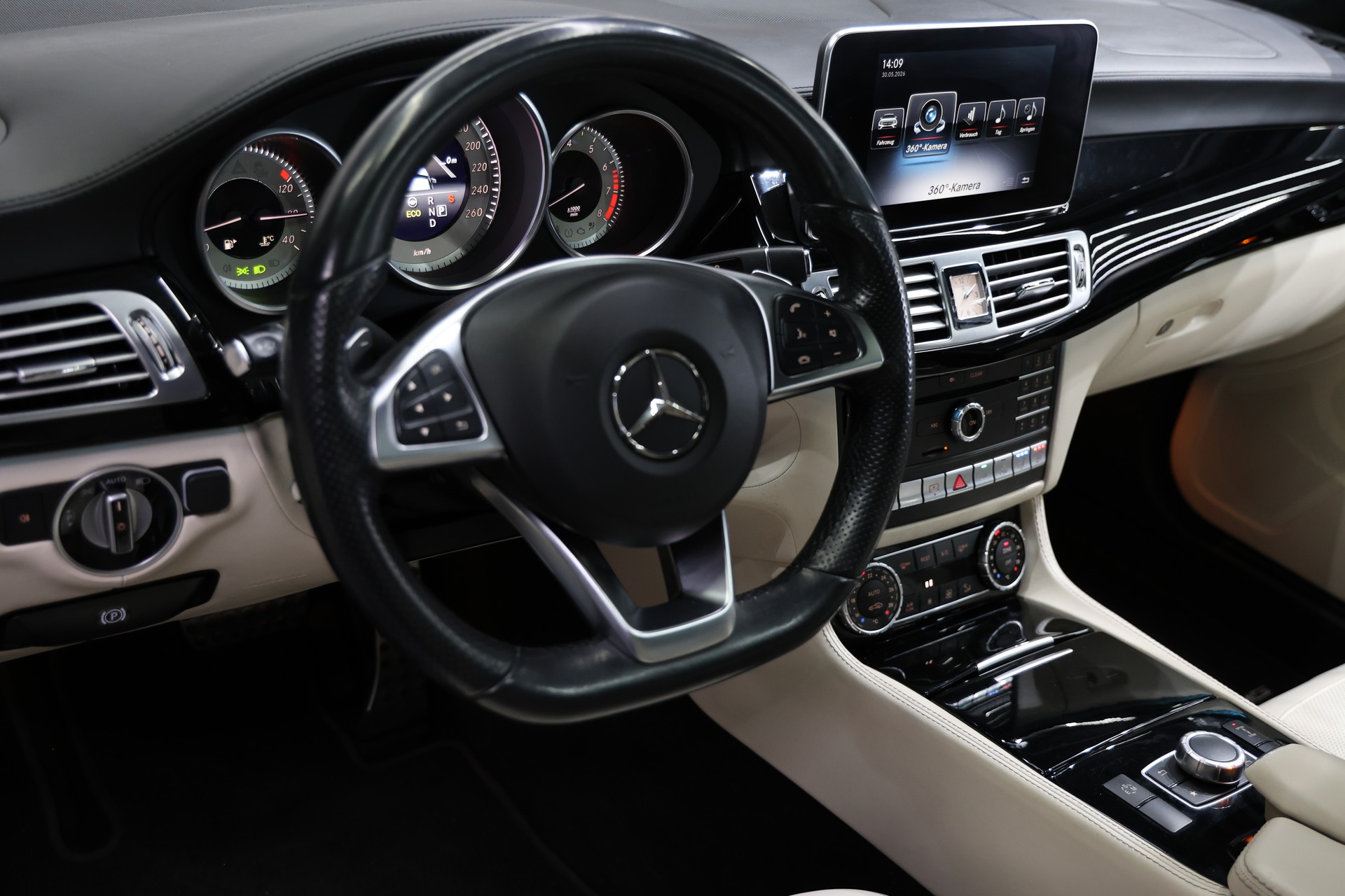 MERCEDES-BENZ CLS 500 4Matic 9G-Tronic VOLL OZ Pano H&K-image-8