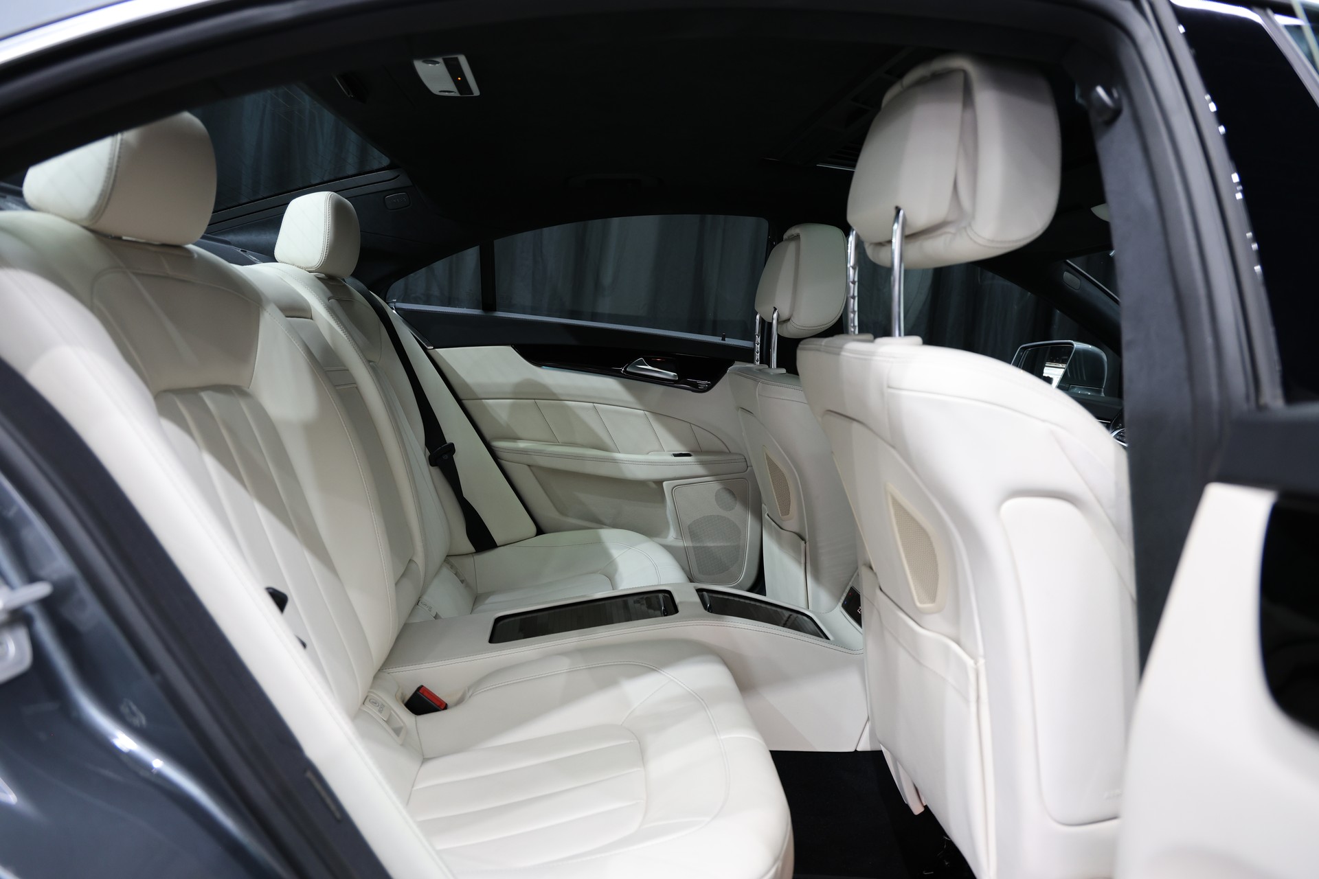 MERCEDES-BENZ CLS 500 4Matic 9G-Tronic VOLL OZ Pano H&K-image-12
