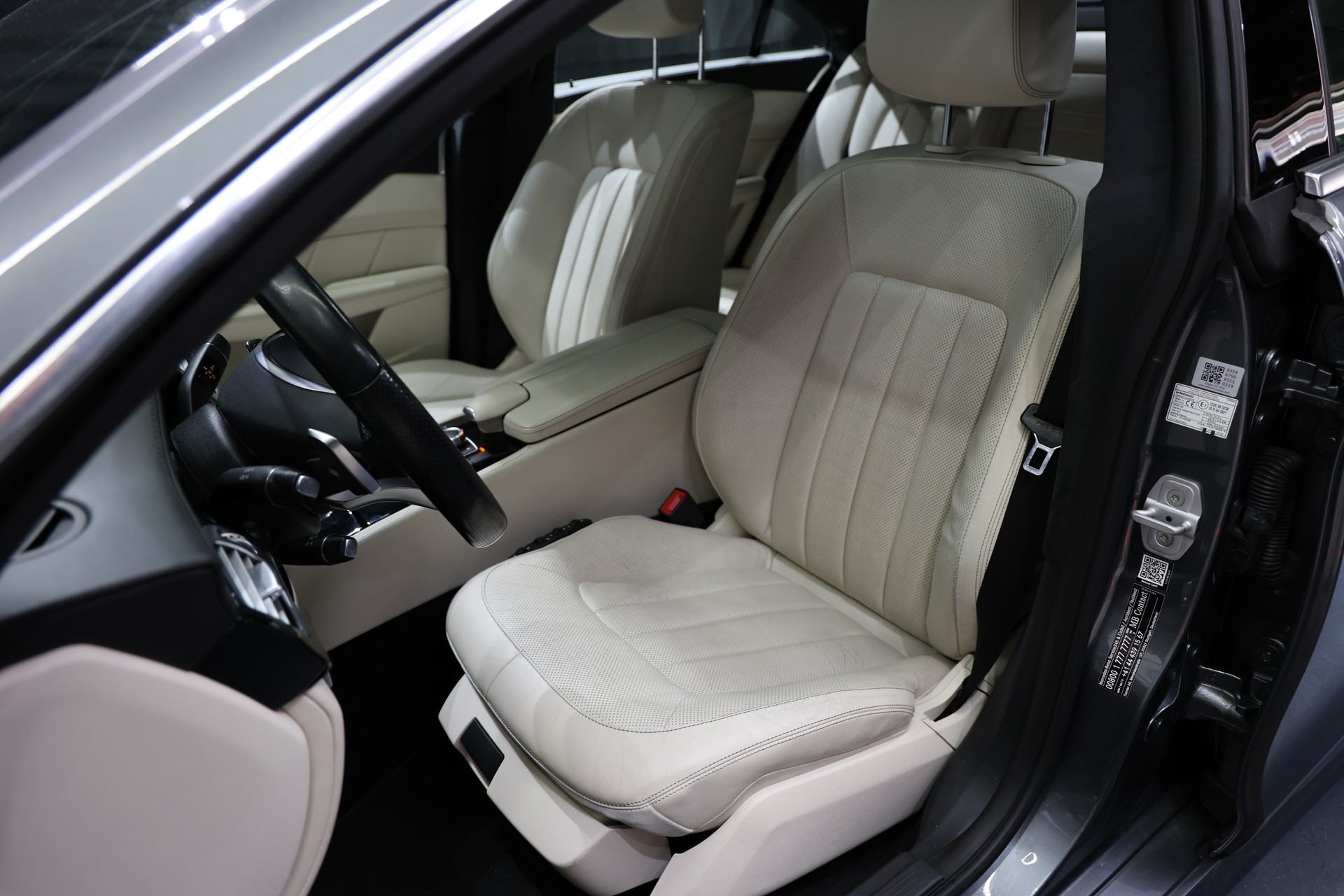 MERCEDES-BENZ CLS 500 4Matic 9G-Tronic VOLL OZ Pano H&K-image-16