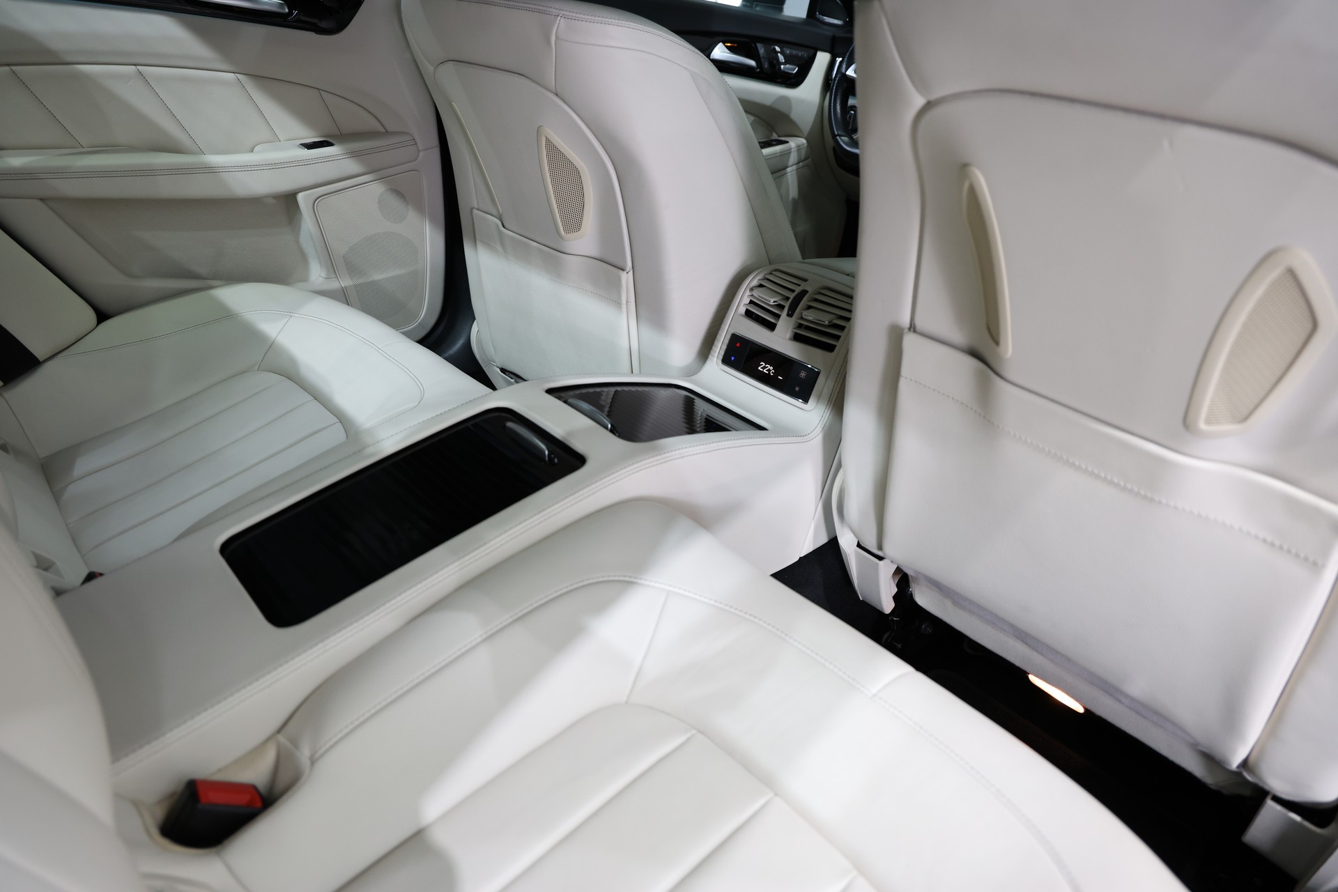MERCEDES-BENZ CLS 500 4Matic 9G-Tronic VOLL OZ Pano H&K-image-14