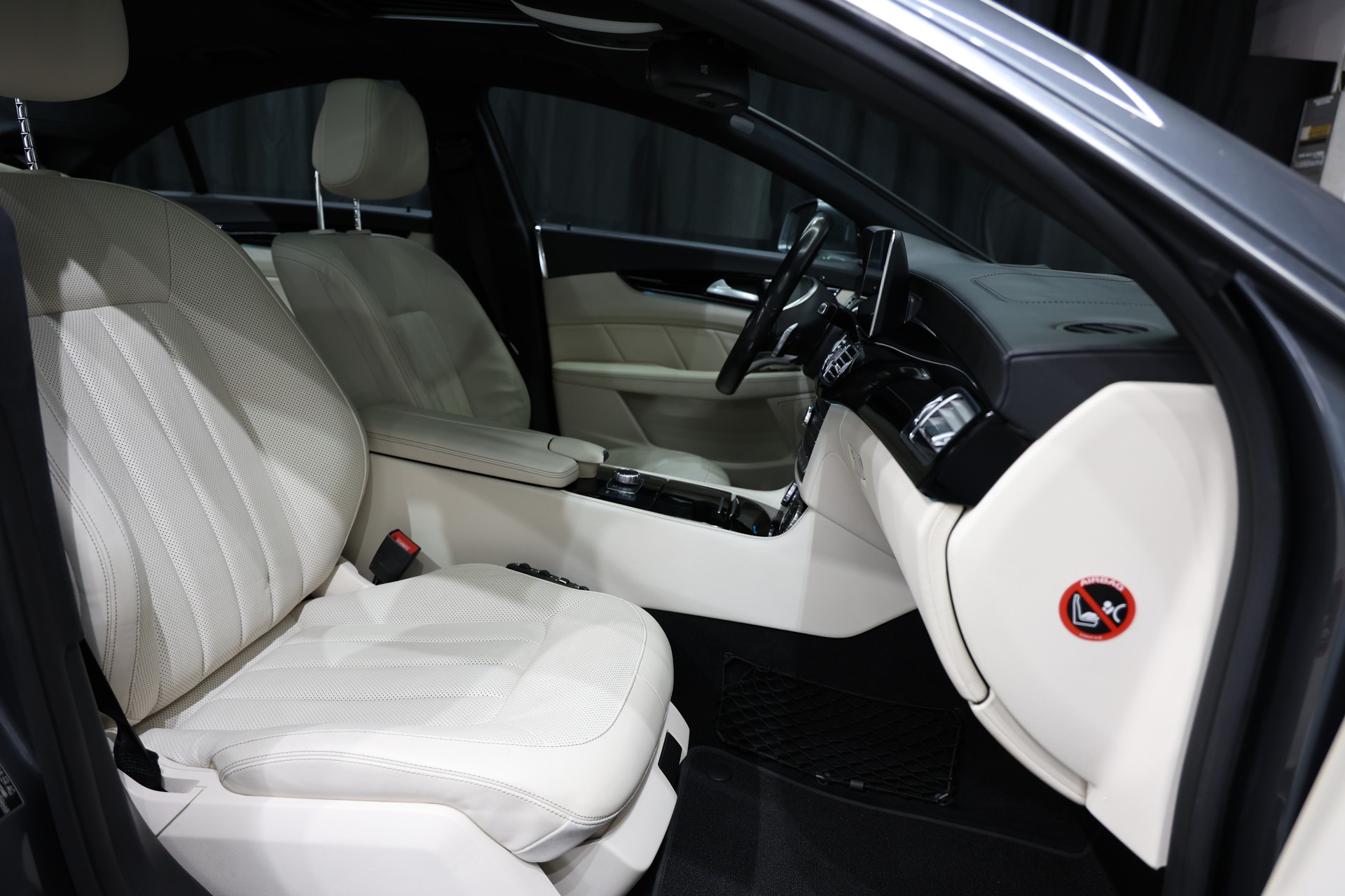 MERCEDES-BENZ CLS 500 4Matic 9G-Tronic VOLL OZ Pano H&K-image-9