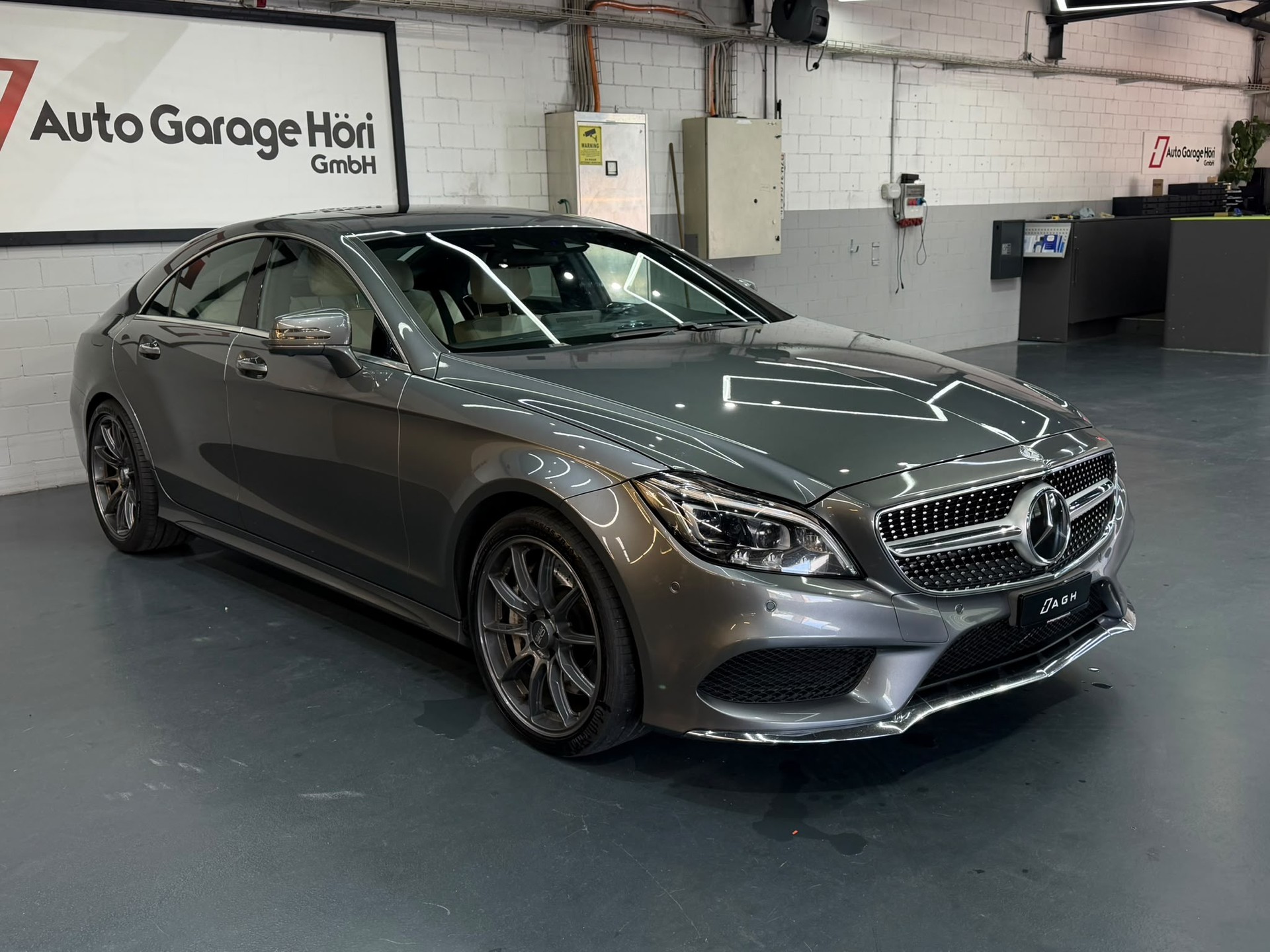 MERCEDES-BENZ CLS 500 4Matic 9G-Tronic VOLL OZ Pano H&K-image-2