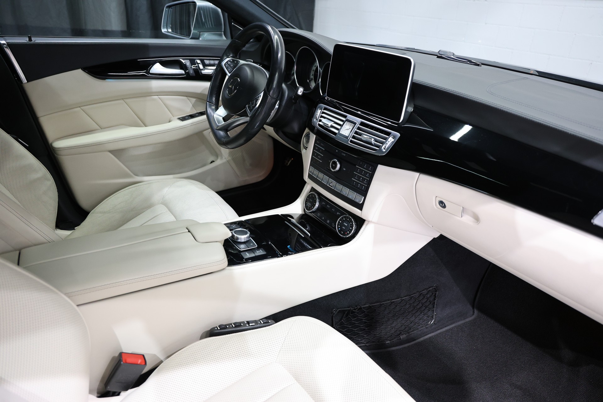 MERCEDES-BENZ CLS 500 4Matic 9G-Tronic VOLL OZ Pano H&K-image-7