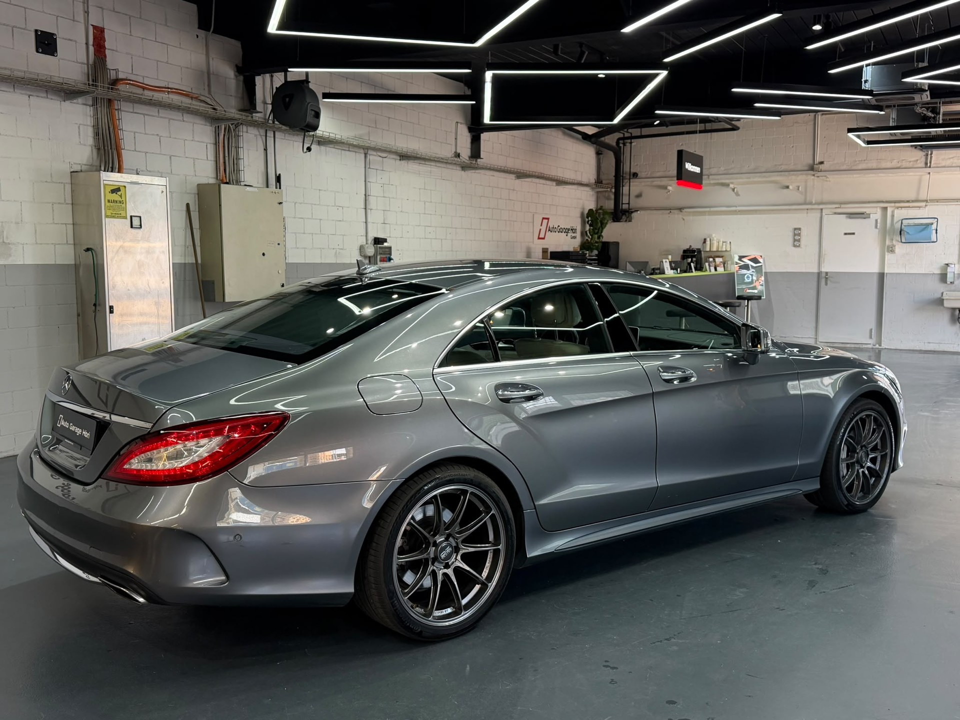 MERCEDES-BENZ CLS 500 4Matic 9G-Tronic VOLL OZ Pano H&K-image-13