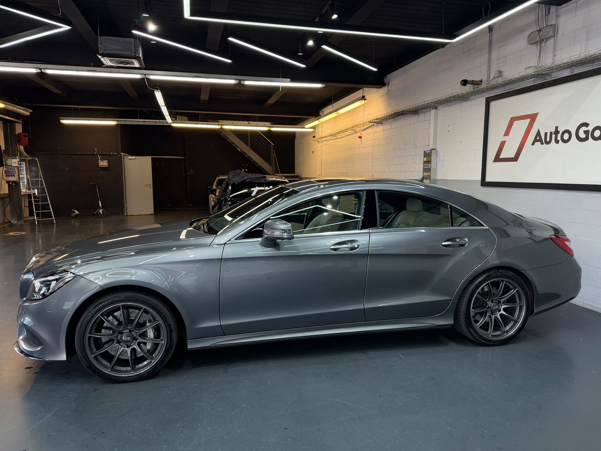 MERCEDES-BENZ CLS 500 4Matic 9G-Tronic VOLL OZ Pano H&K-image-4