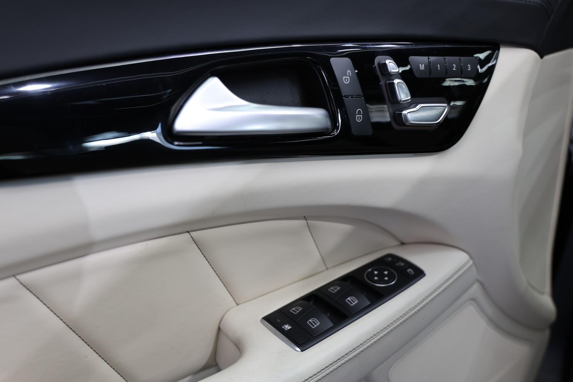 MERCEDES-BENZ CLS 500 4Matic 9G-Tronic VOLL OZ Pano H&K-image-11