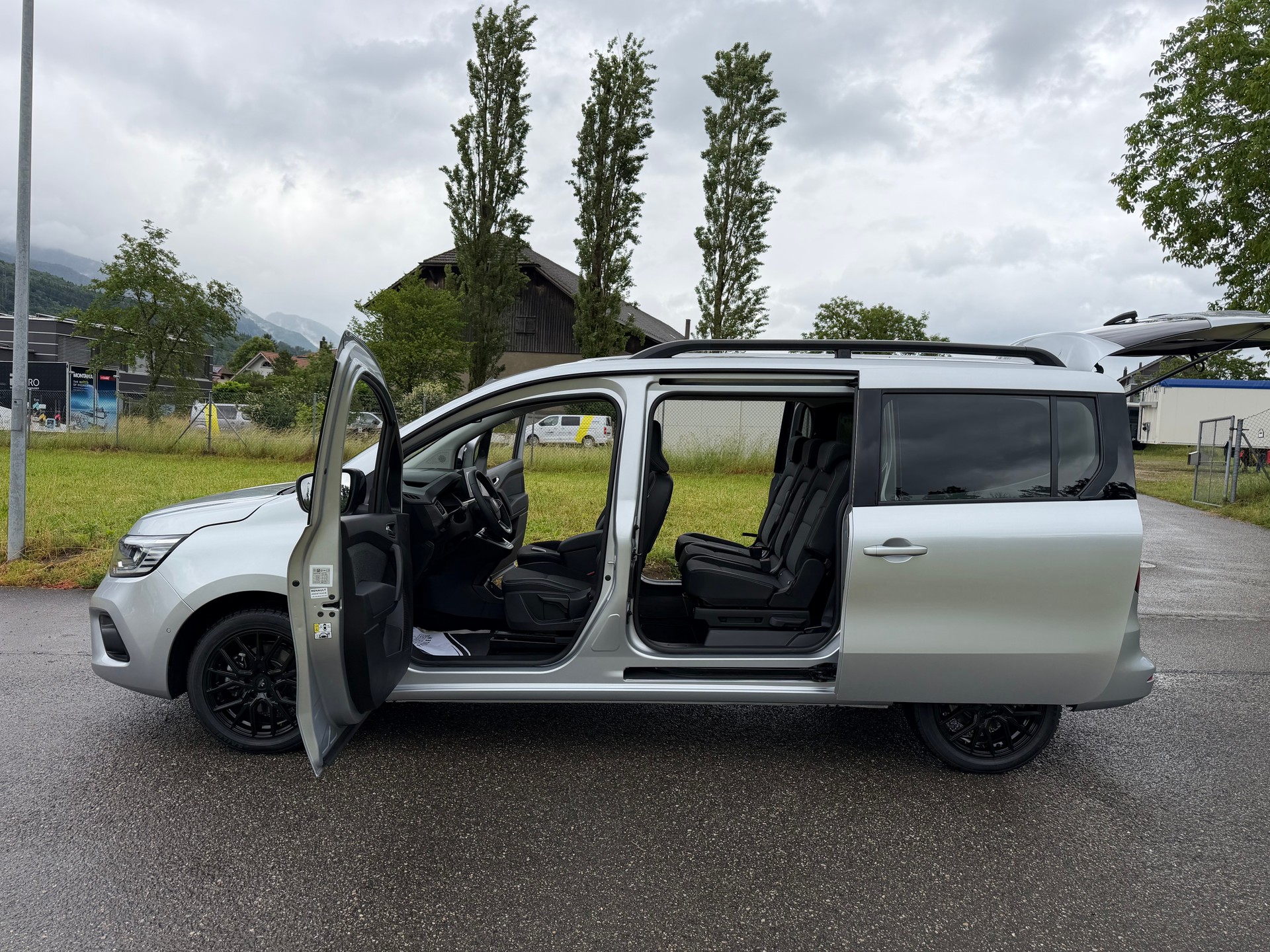 RENAULT "GRAND KANGOO" 1.3 TCe 130 PF TECHNO EDC. CH WAGEN. AUTOMAT. MIT 7 SITZE. LANGER RADSTAND. NUR 6`800 KM !!-image-8