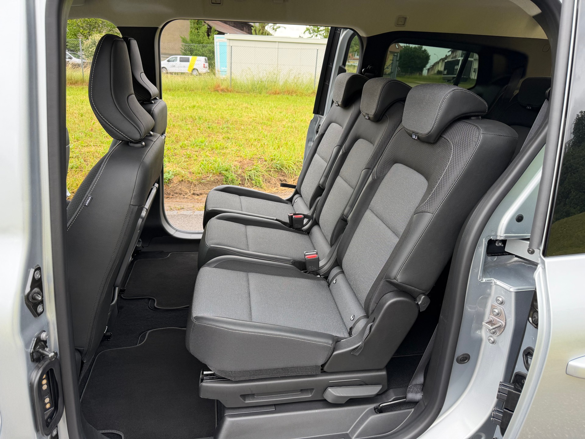 RENAULT "GRAND KANGOO" 1.3 TCe 130 PF TECHNO EDC. CH WAGEN. AUTOMAT. MIT 7 SITZE. LANGER RADSTAND. NUR 6`800 KM !!-image-27