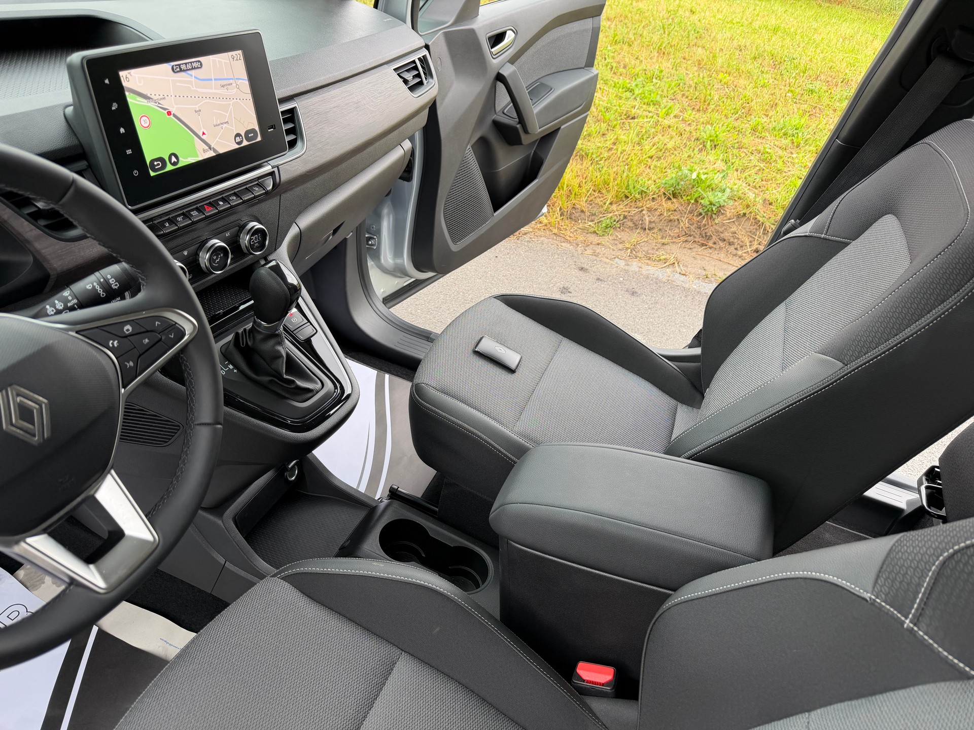RENAULT "GRAND KANGOO" 1.3 TCe 130 PF TECHNO EDC. CH WAGEN. AUTOMAT. MIT 7 SITZE. LANGER RADSTAND. NUR 6`800 KM !!-image-34
