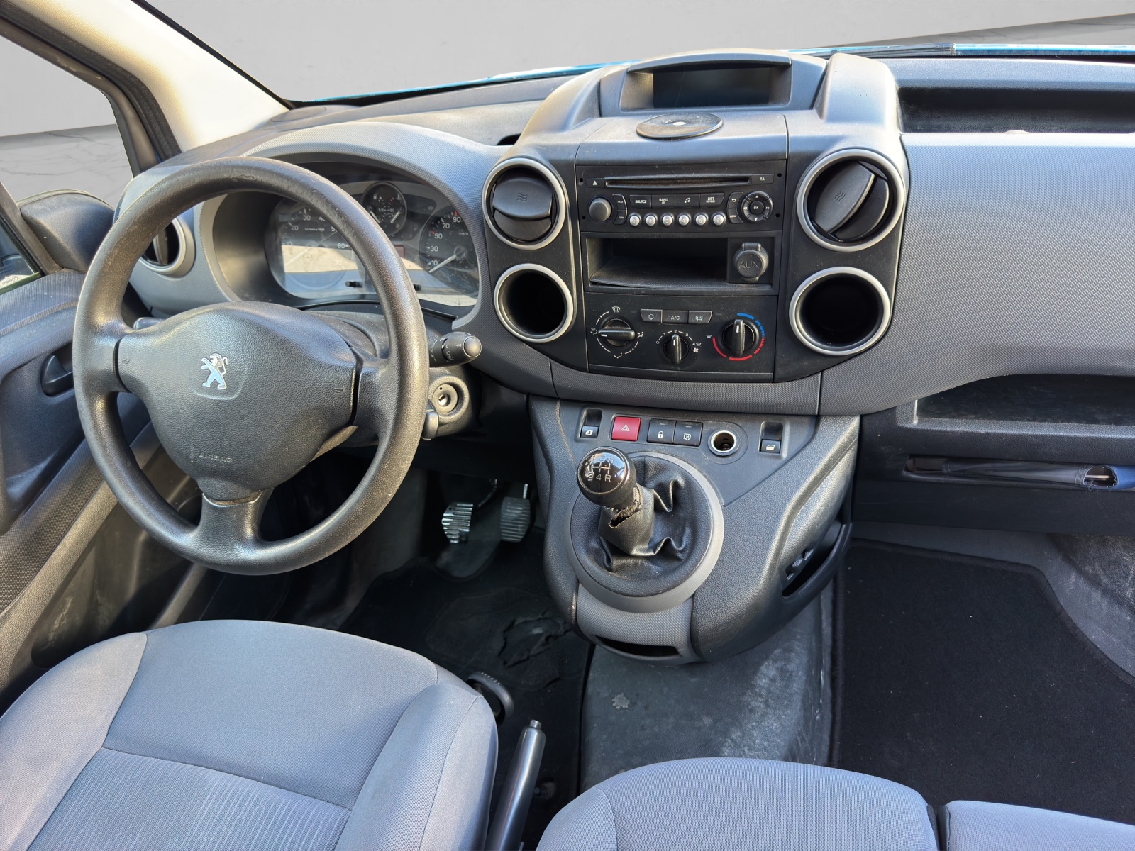 PEUGEOT Partner 1.6 e-HDI Urban Pack-image-11
