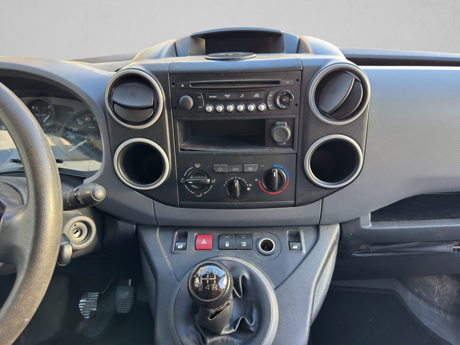 PEUGEOT Partner 1.6 e-HDI Urban Pack-image-12