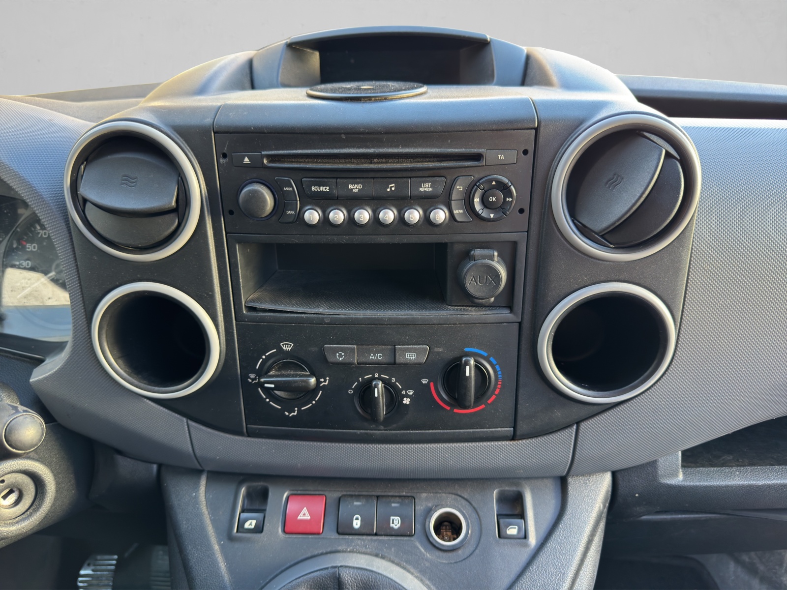 PEUGEOT Partner 1.6 e-HDI Urban Pack-image-13