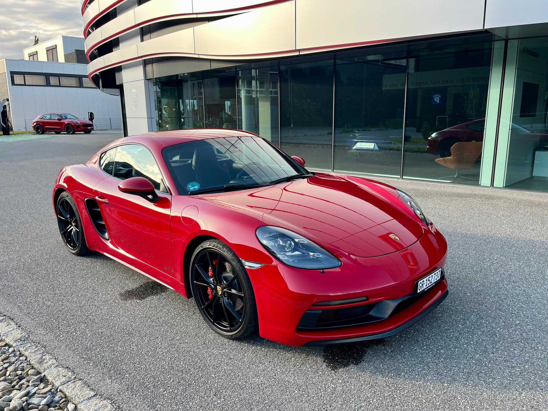 PORSCHE 2.5 GTS PDK mit Porsche Approved Garantie Karminrot-image-0