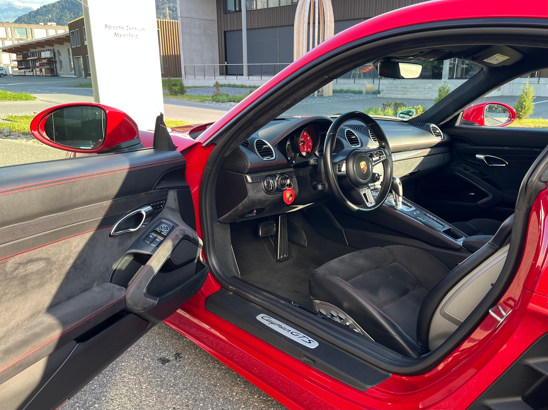 PORSCHE 2.5 GTS PDK mit Porsche Approved Garantie Karminrot-image-10