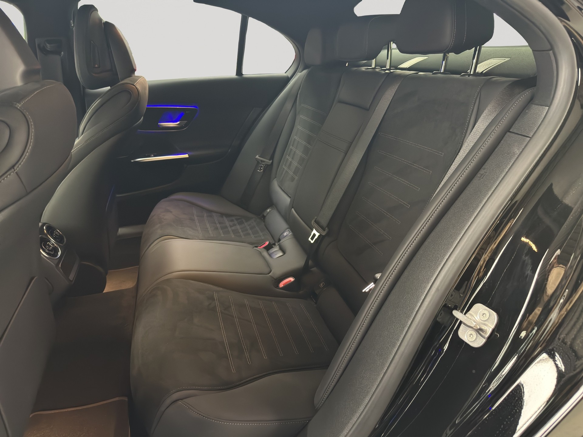 MERCEDES-BENZ C 300 d AMG Line Night-image-7