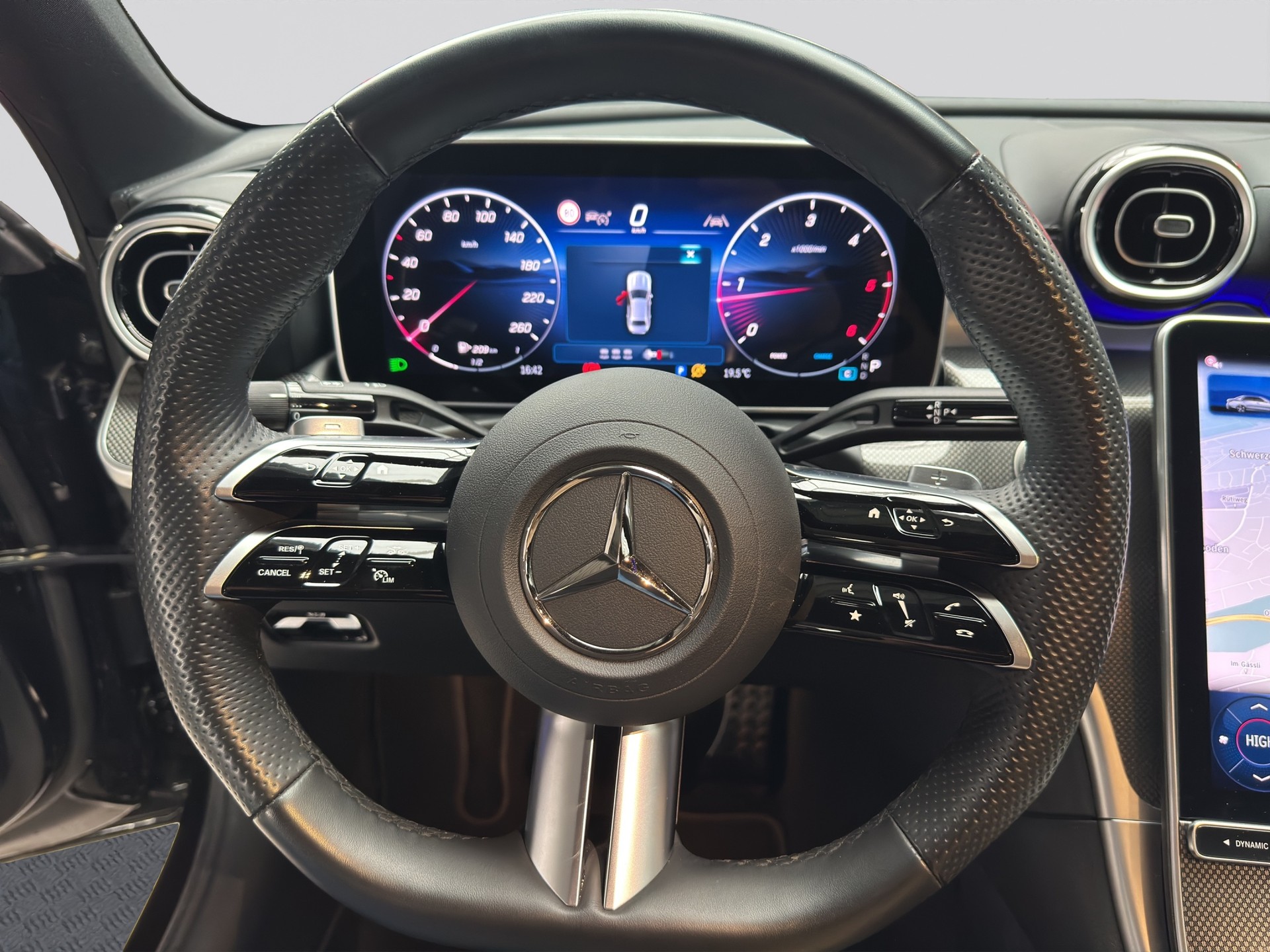 MERCEDES-BENZ C 300 d AMG Line Night-image-10